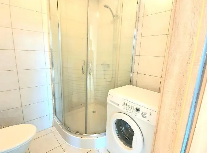 Wszędzie Blisko , Wysoki Parter *